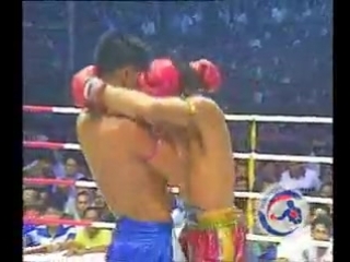 sakmongkol vs jongsanan throwing mean muay thai elbows