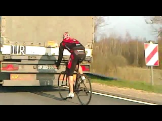 90 km/h by bike behind a truck